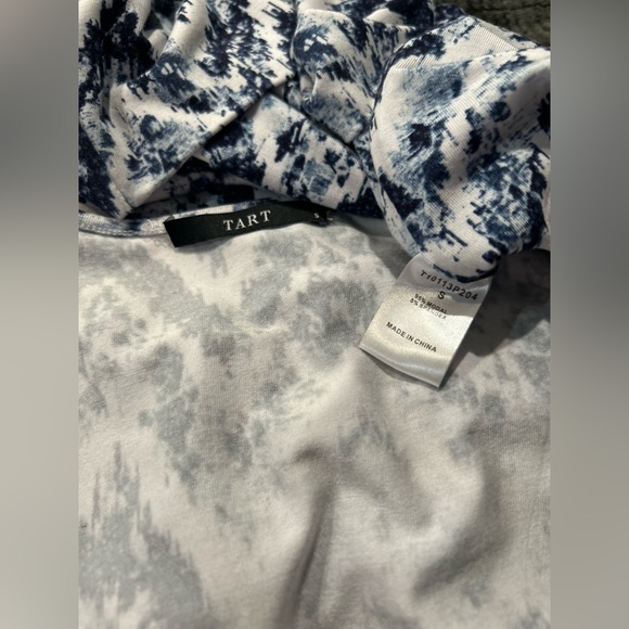 Tart long sleeve surplice blue and white heathered chevron print dress Small - Picture 7 of 7